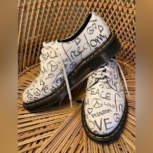 Dr. Martens Rare Script Graffiti Oxford Shoes Size 7 – Peace‎ & Love Print